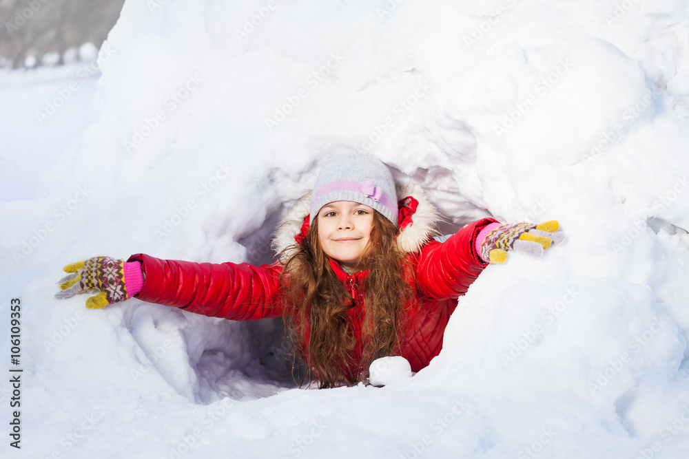 冬天在雪洞里开心微笑的女孩