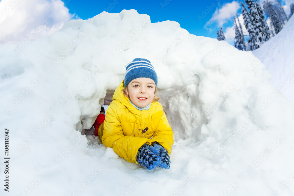 黄衣小男孩在雪洞里