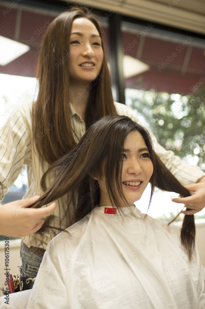 Young women are in consultation with the hairdressers