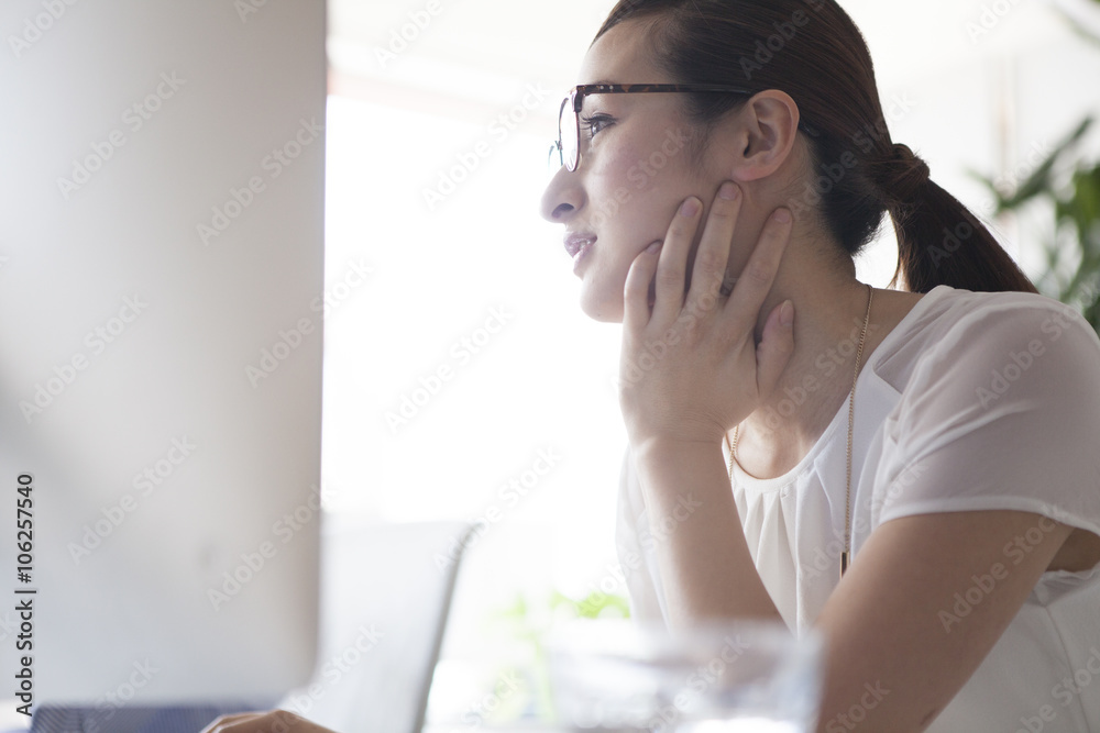 女性在个人电脑的办公室前被视为女性