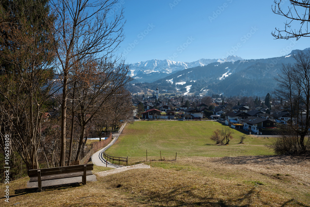 Aussichtsplatz auf Garmisch und Wettersteingebirge im Frühjahr