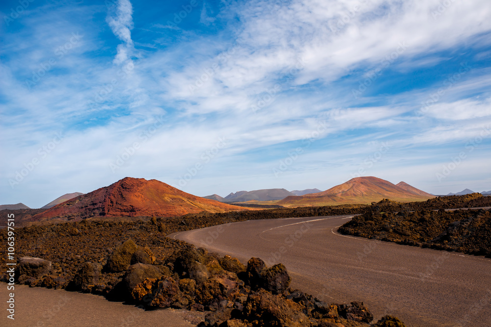 西班牙兰萨罗特岛洛斯赫维德罗斯海角附近的火山景观