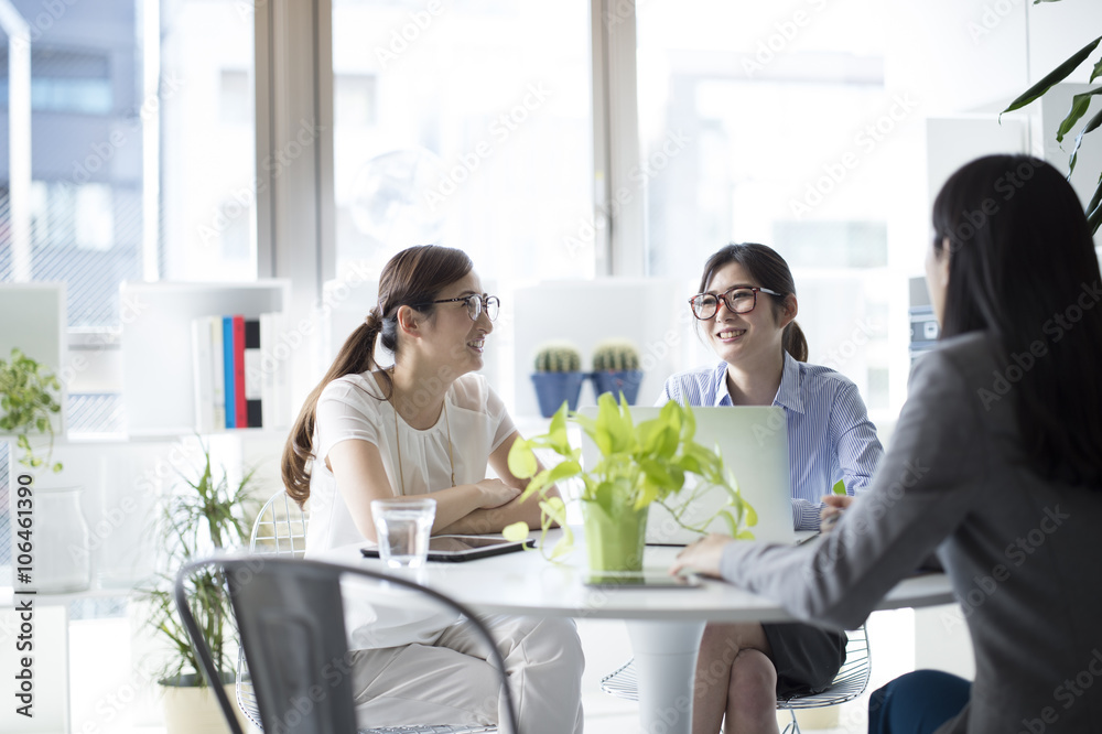 Three business women have a meeting at the office