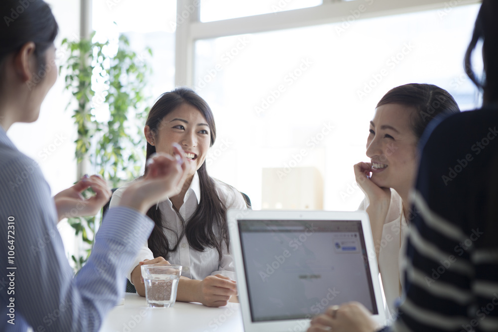 其中四名女性，在办公室开会