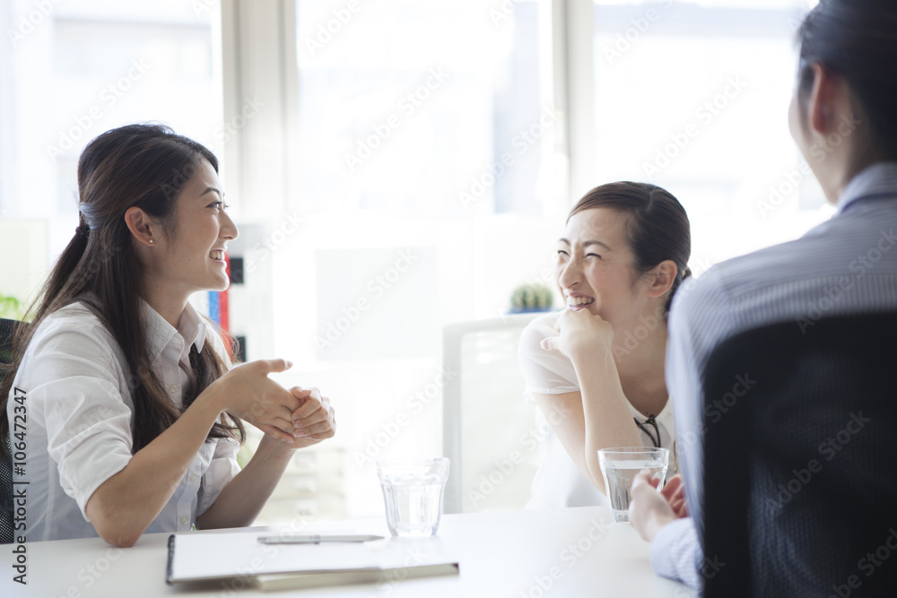 三名女性在办公室举行计划会议