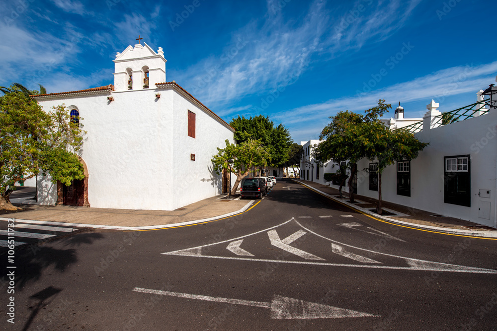 Lanzarote islan Yaiza村的中央广场，有教堂和传统的粉刷过的建筑