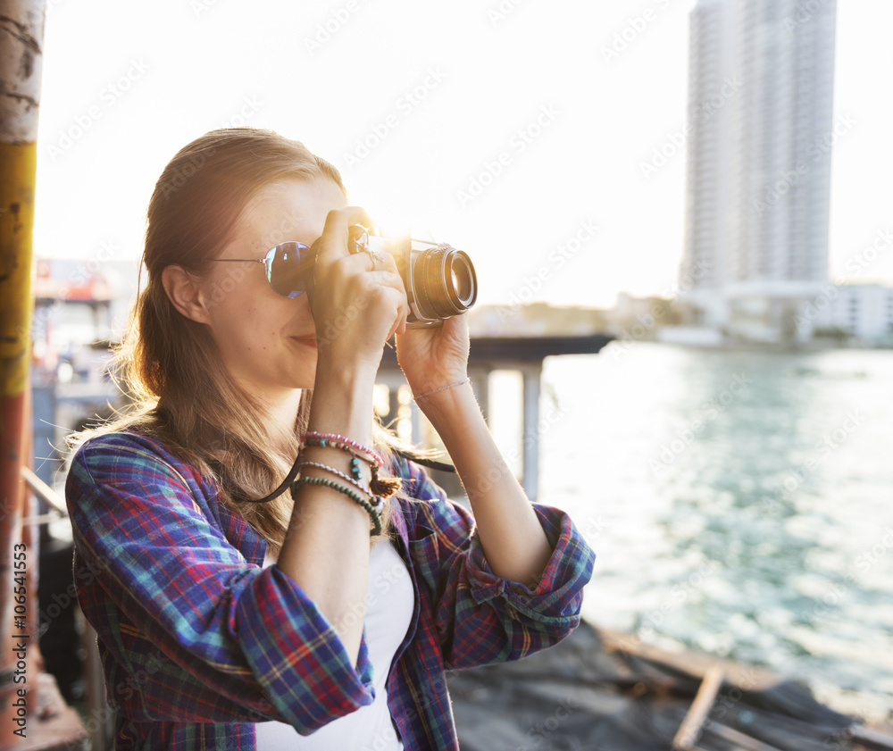 女孩冒险闲逛旅游度假摄影概念