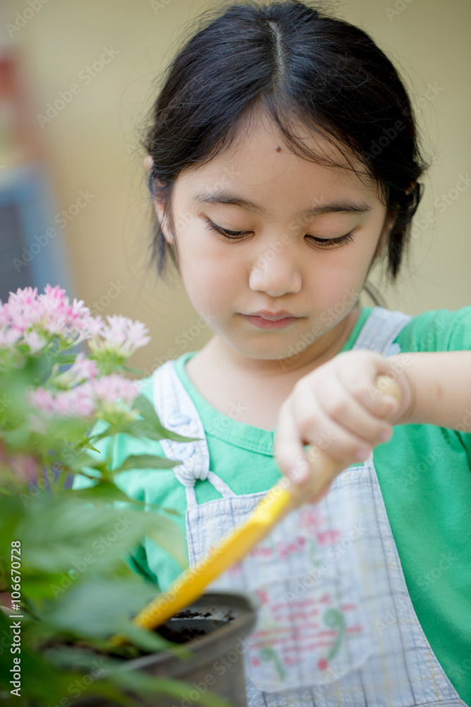 亚洲小孩种花