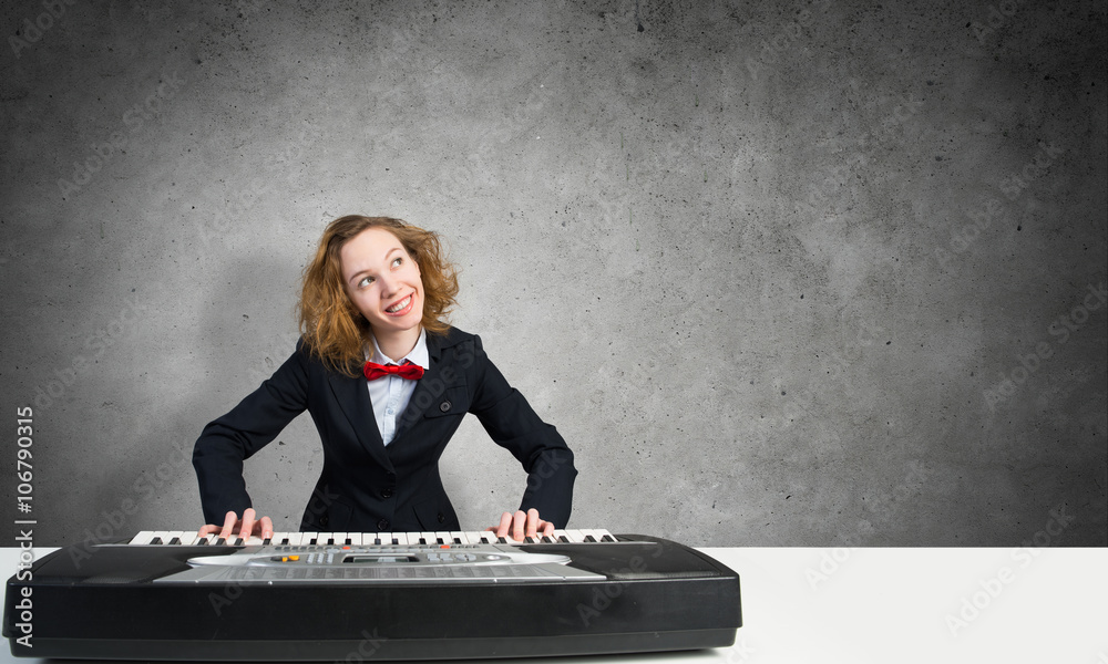 Mad woman play piano