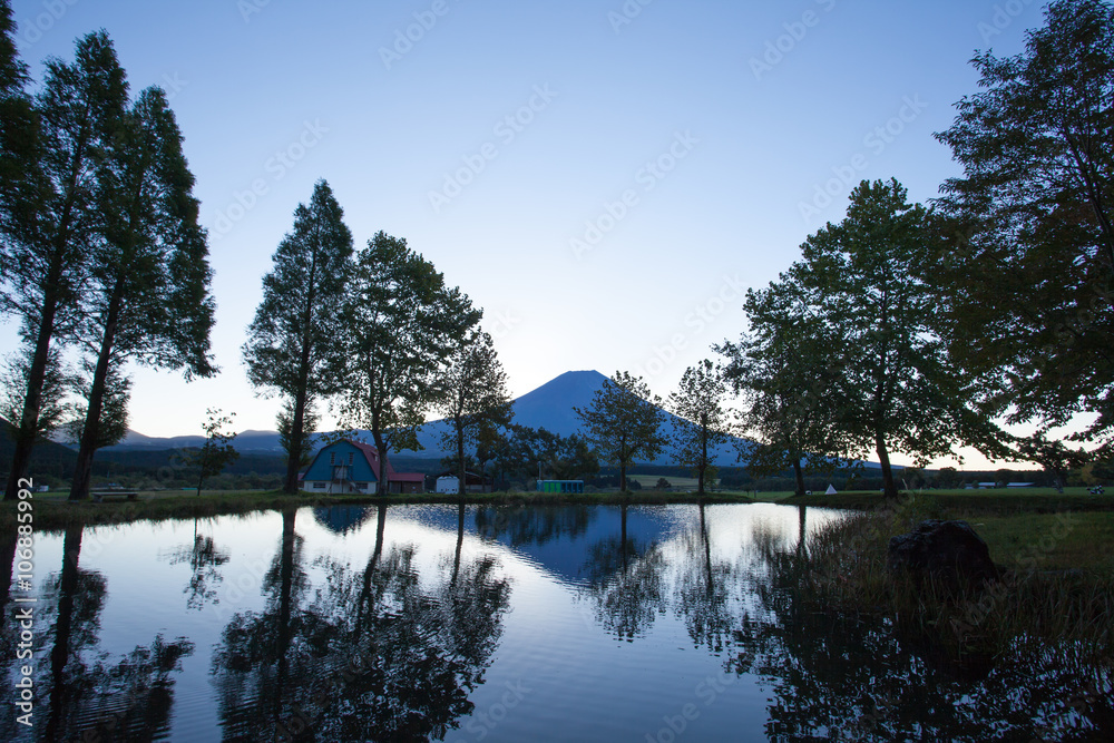 夏日早晨的富士山倒影