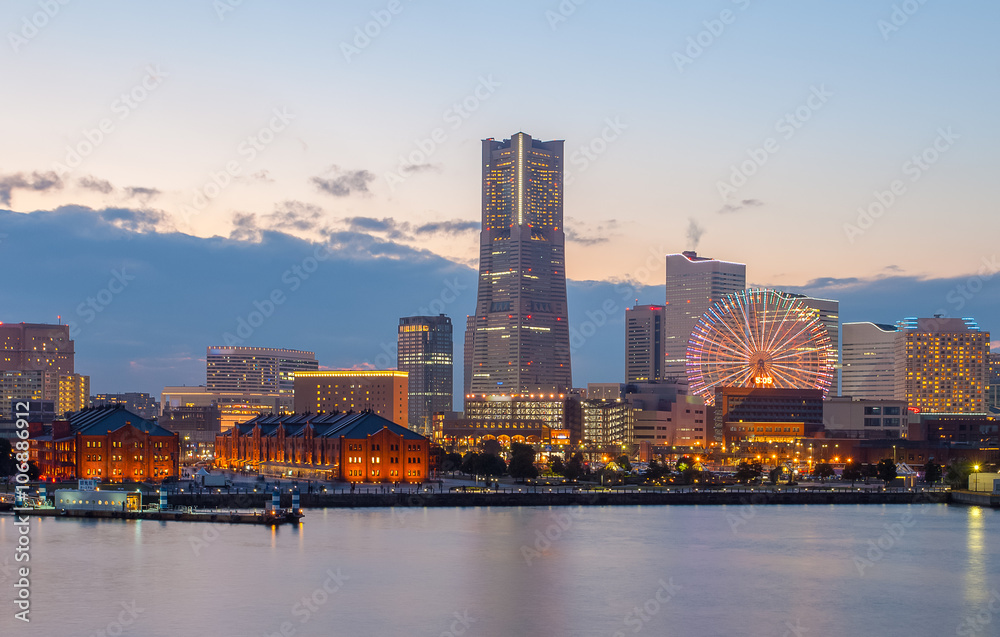 横滨海滨和地标性塔楼的夜景