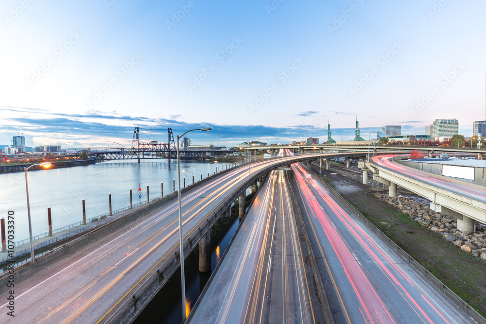 波特兰城市景观和天际线道路上的交通