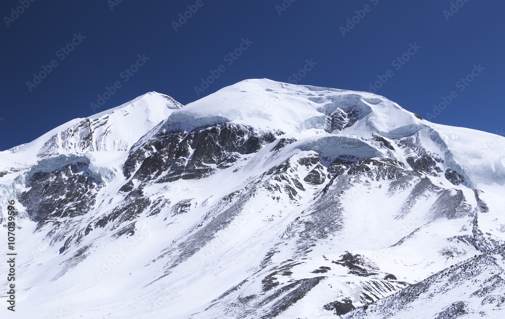 高山山脉。美丽的全景景观