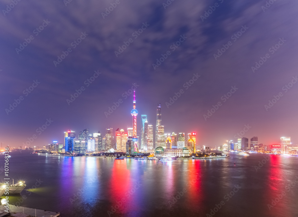 夜晚上海天际线全景