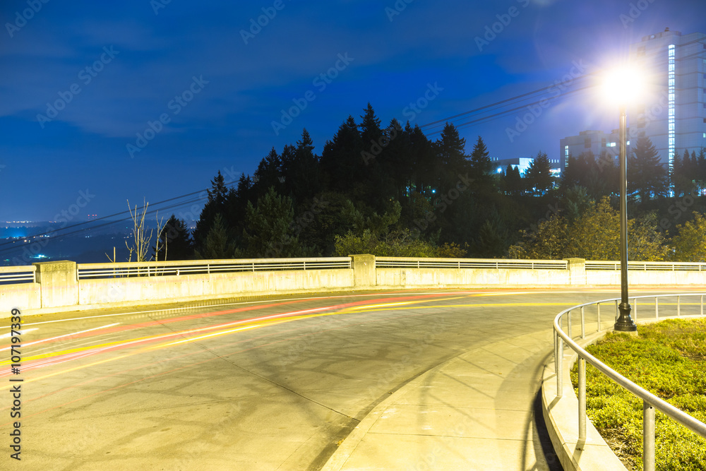 空旷的水泥路，夜晚蓝天