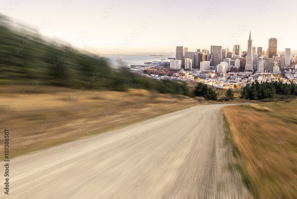 旧金山空旷的乡村道路和城市景观