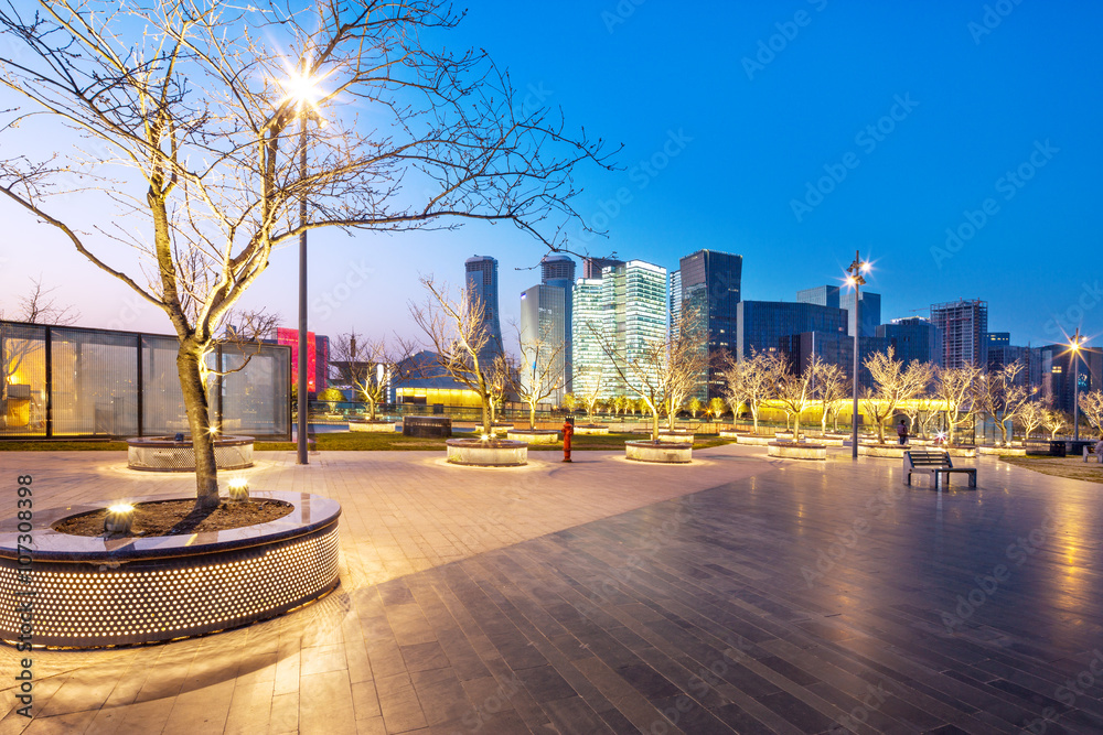 空的大理石地板，有杭州的城市景观和天际线