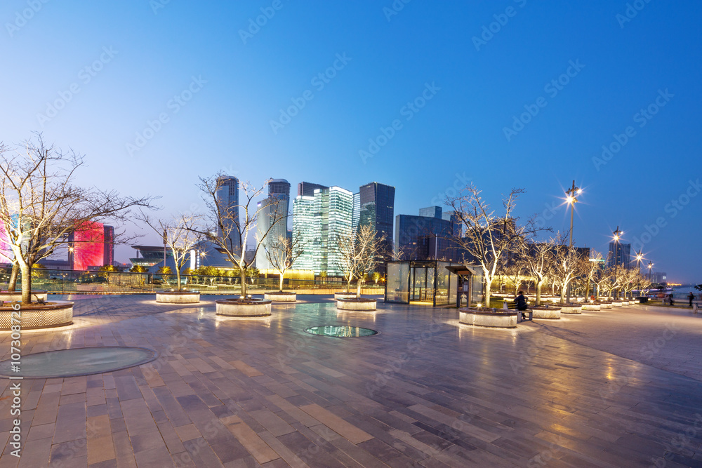 空荡荡的大理石地板，杭州的城市景观和天际线