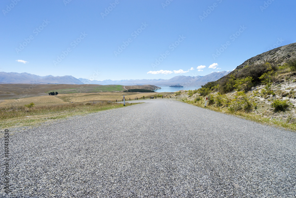 新西兰夏日湖边的空旷道路