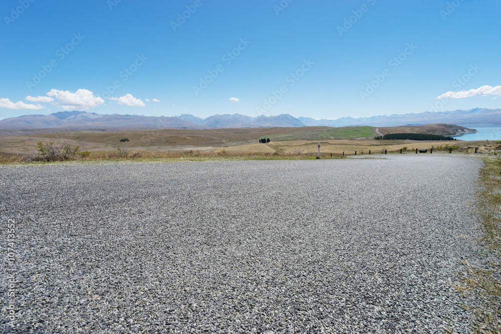 新西兰夏日湖边的空旷道路