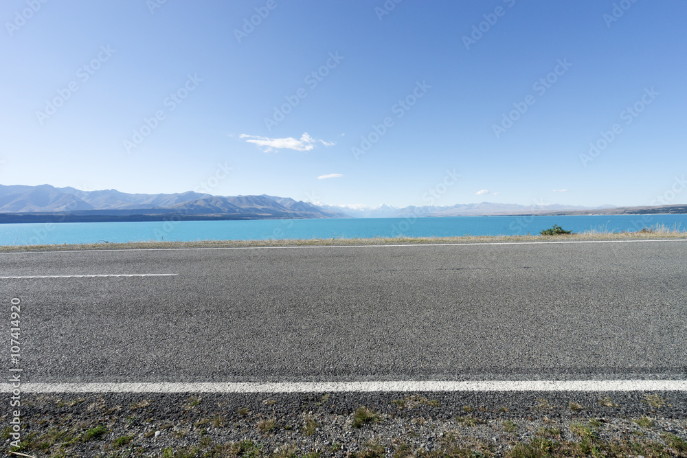 新西兰夏日湖边的柏油路