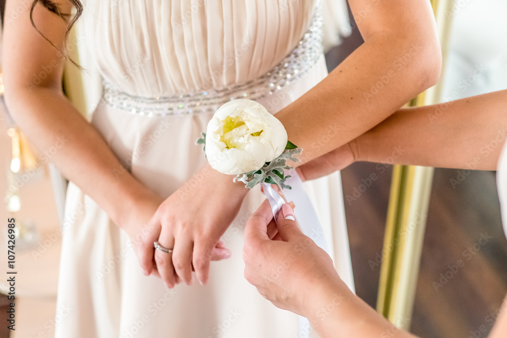 morning routine bride putting on the boutonnieres