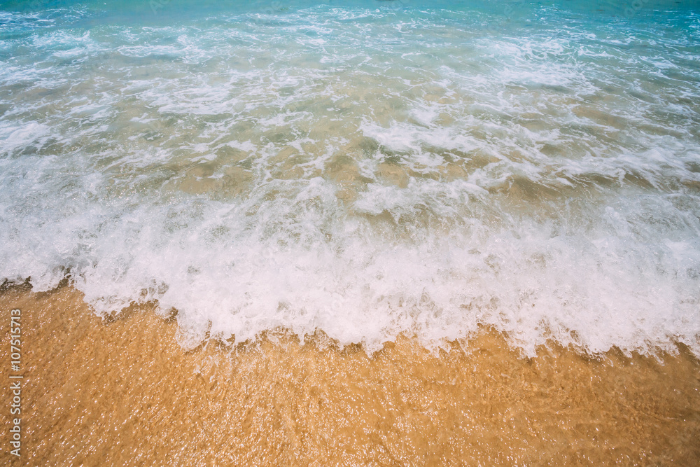 海浪冲刷黄沙海滩