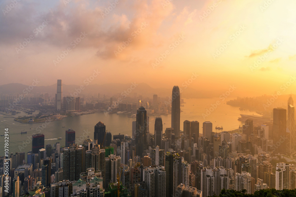 从顶部看，维多利亚港上空美丽多彩的日出