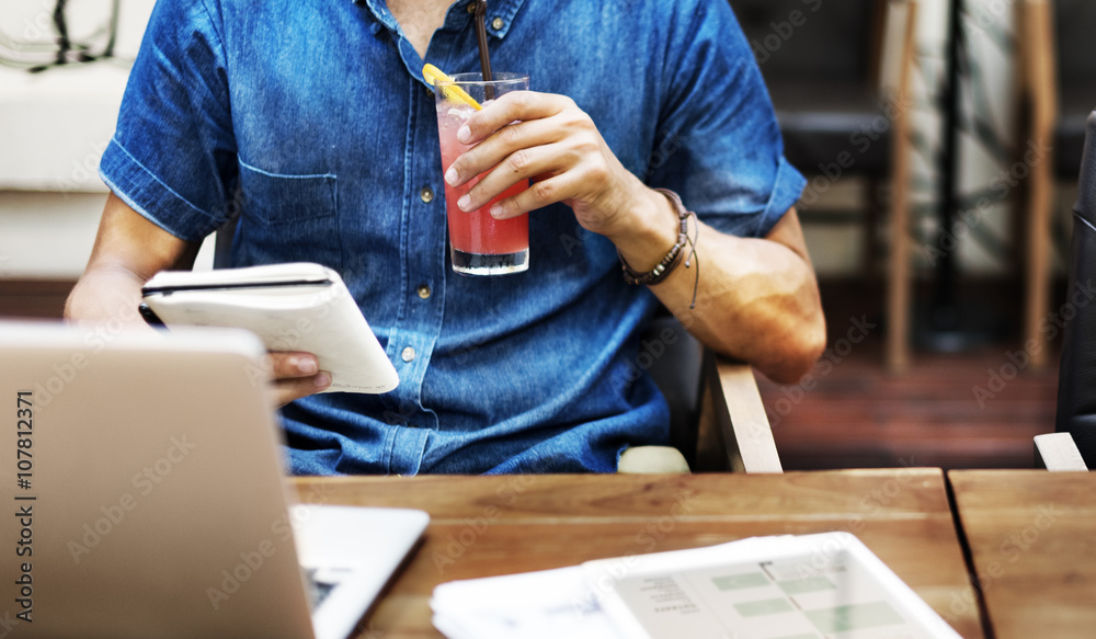 Man Working Cafe Connecting Laptop Concept（男子工作咖啡馆连接笔记本电脑概念）