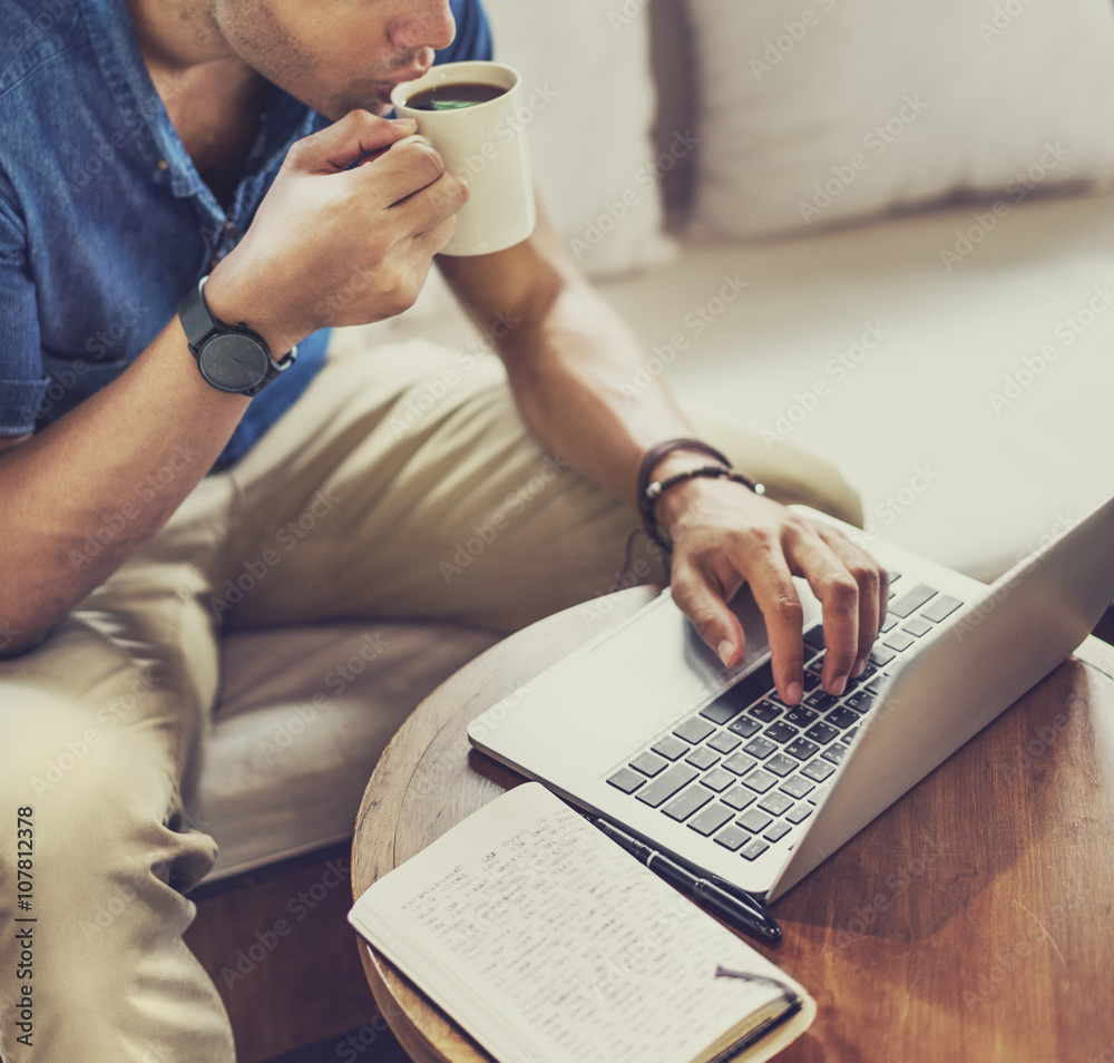 Man Working Coffee Shop Connecting Laptop Concept（男子工作咖啡店连接笔记本电脑概念）