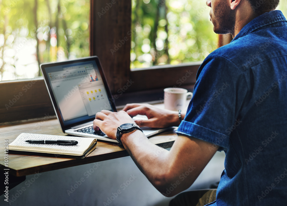 Man Working Coffee Shop Connecting Laptop Concept男子工作咖啡店连接笔记本电脑概念