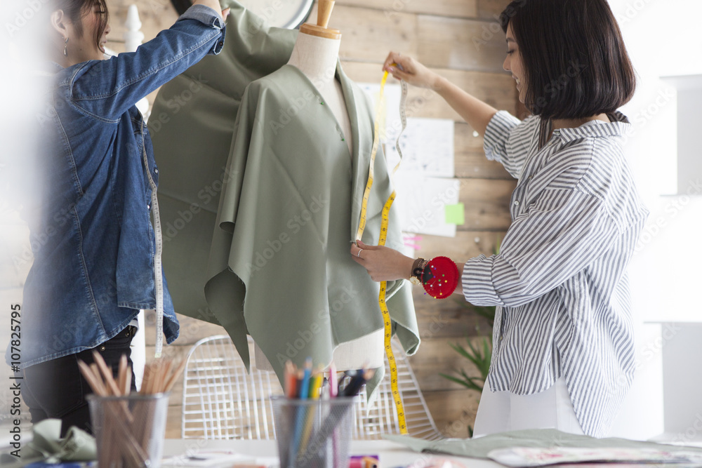 女人把衣服盖在衣服上，一直盖到躯干