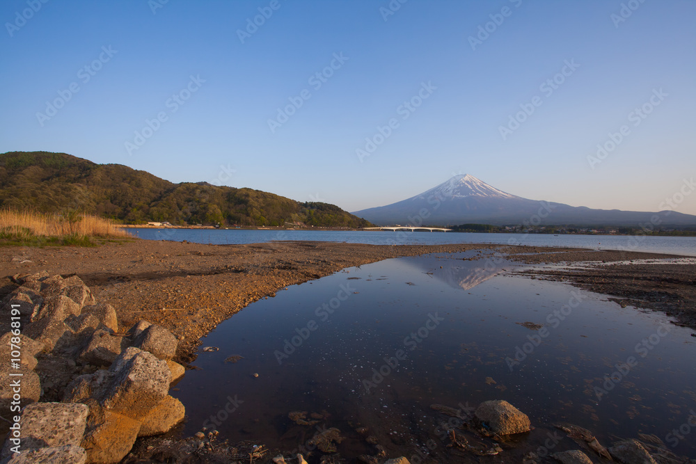 晚上的富士山和河湖