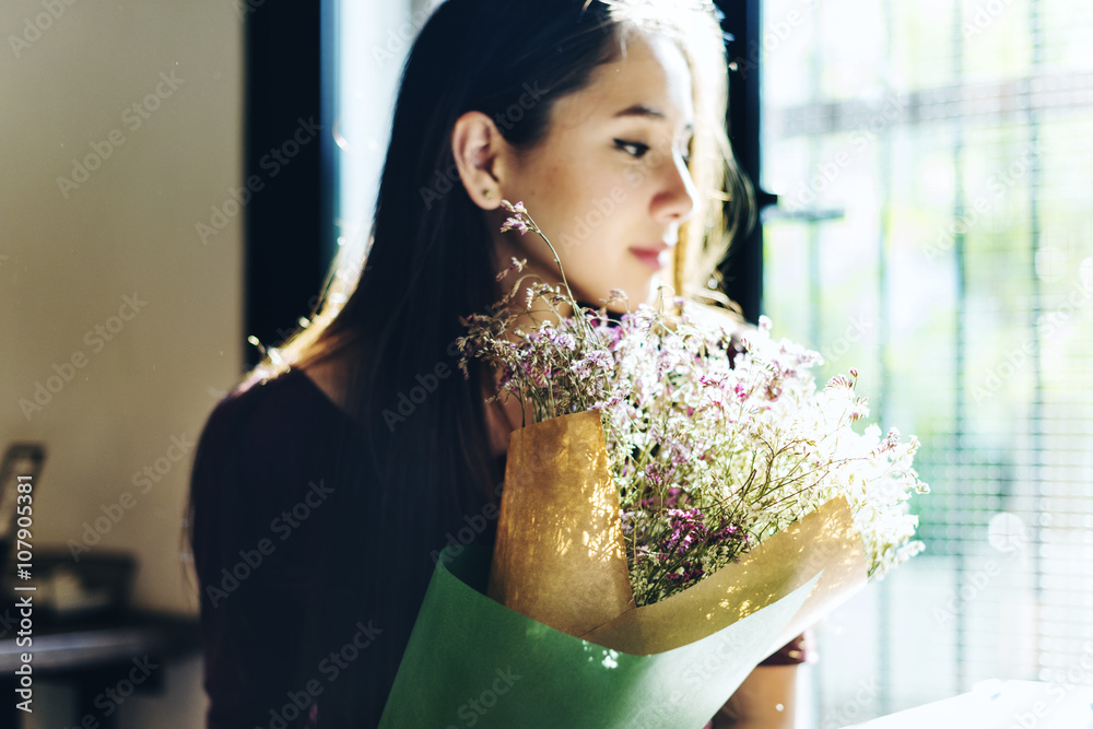 快乐孤独的礼物风格放松的女性女孩概念