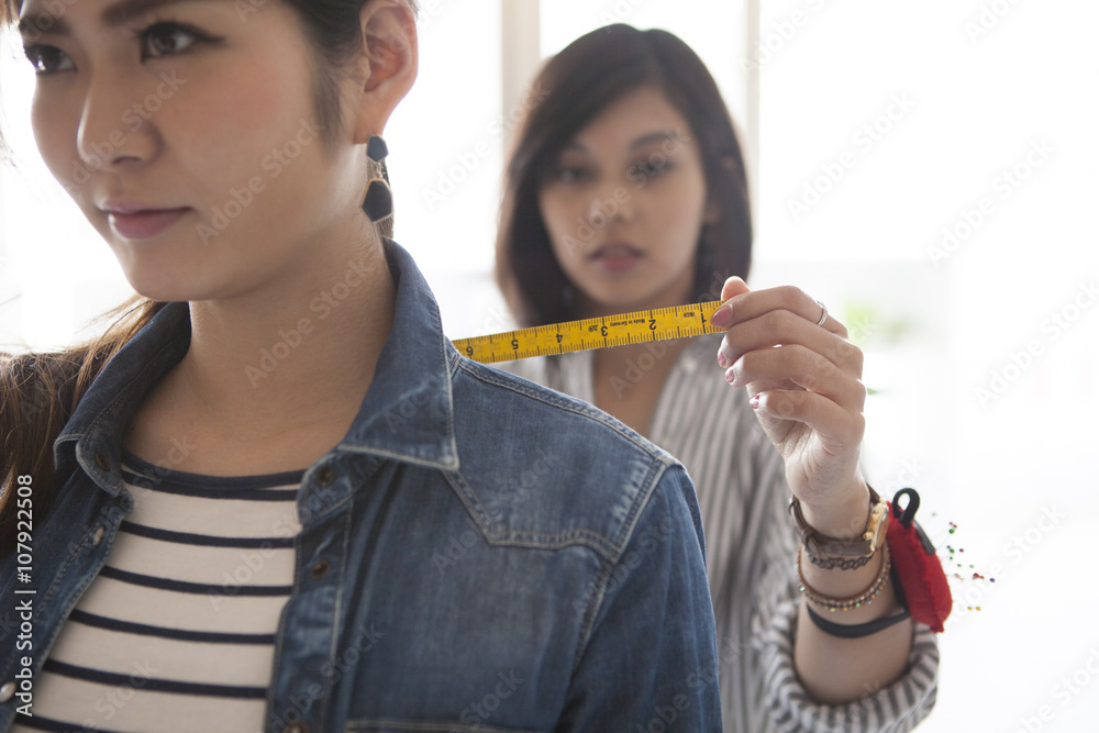 设计师测量了女性的肩宽