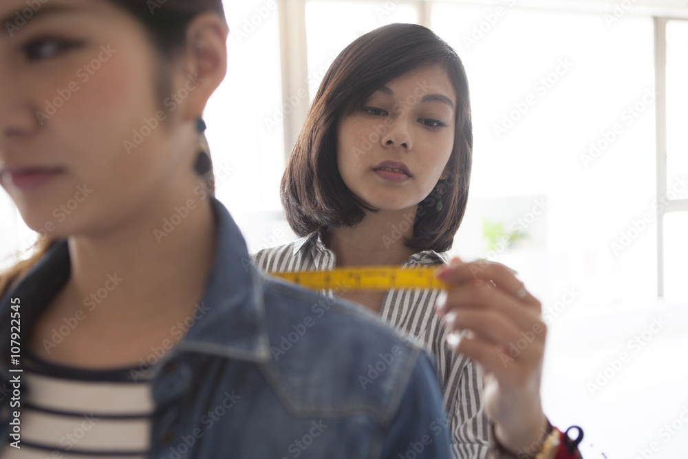 设计师测量了女性的肩宽