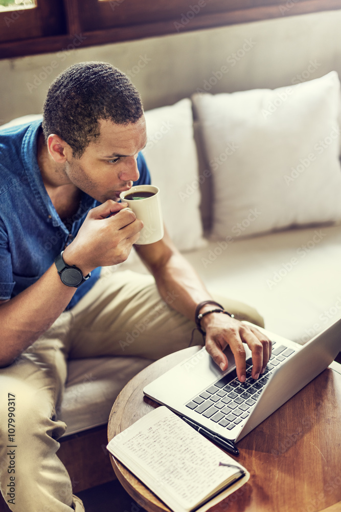 Man Working Coffee Shop Connecting Laptop Concept男子工作咖啡店连接笔记本电脑概念