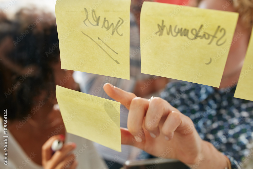 Businesswoman pointing at a sticky note