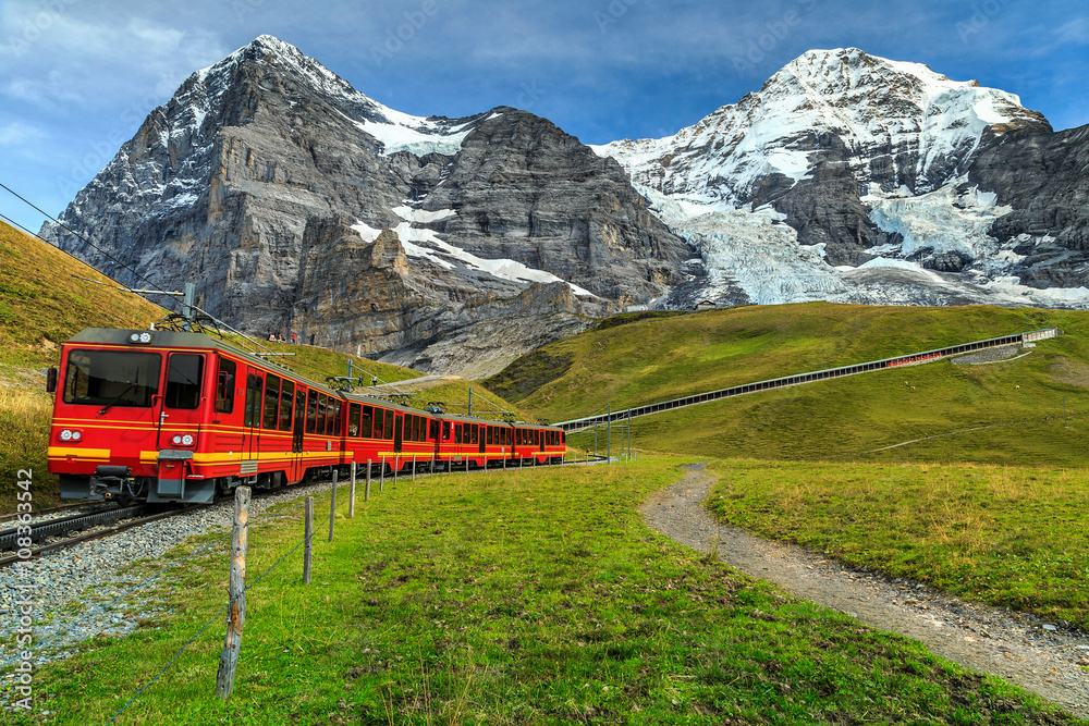 电动旅游列车和Eiger North face，Bernese Oberland，瑞士