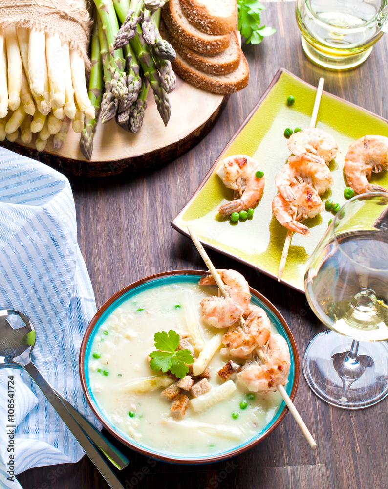 Frische Spagelcreamsuppe serviert mit garnellenspies 