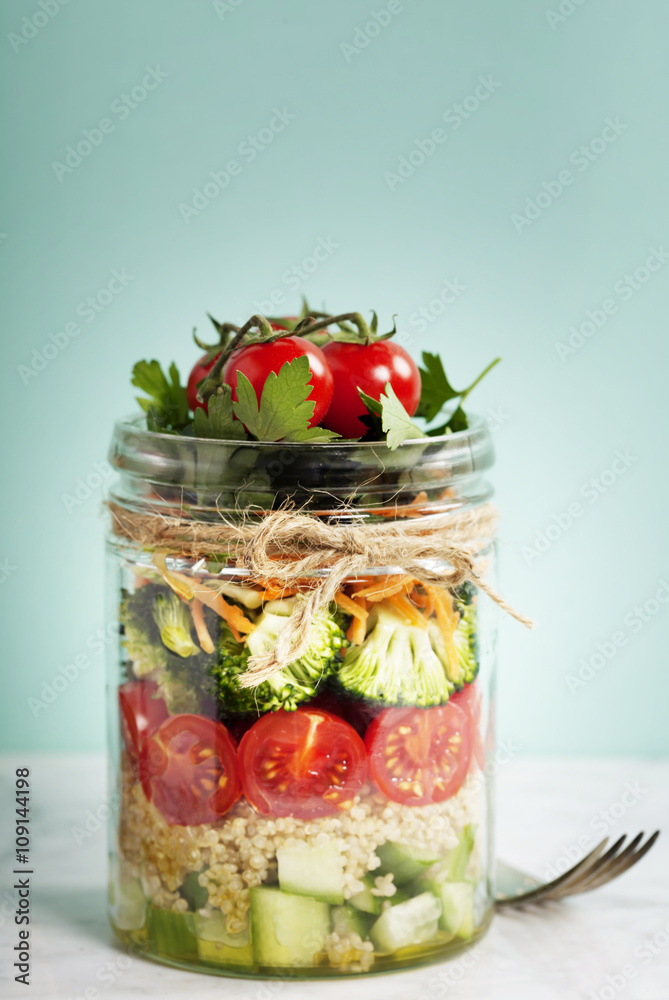 Healthy Homemade Mason Jar Salad with Quinoa and Veggies