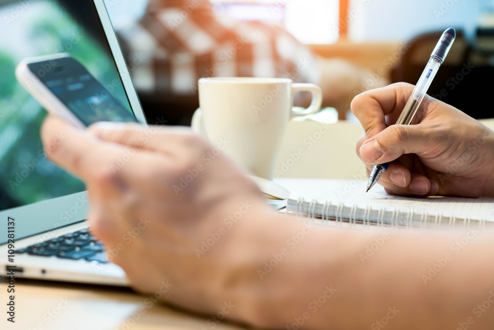 Note taking while use smartphone and laptop computer