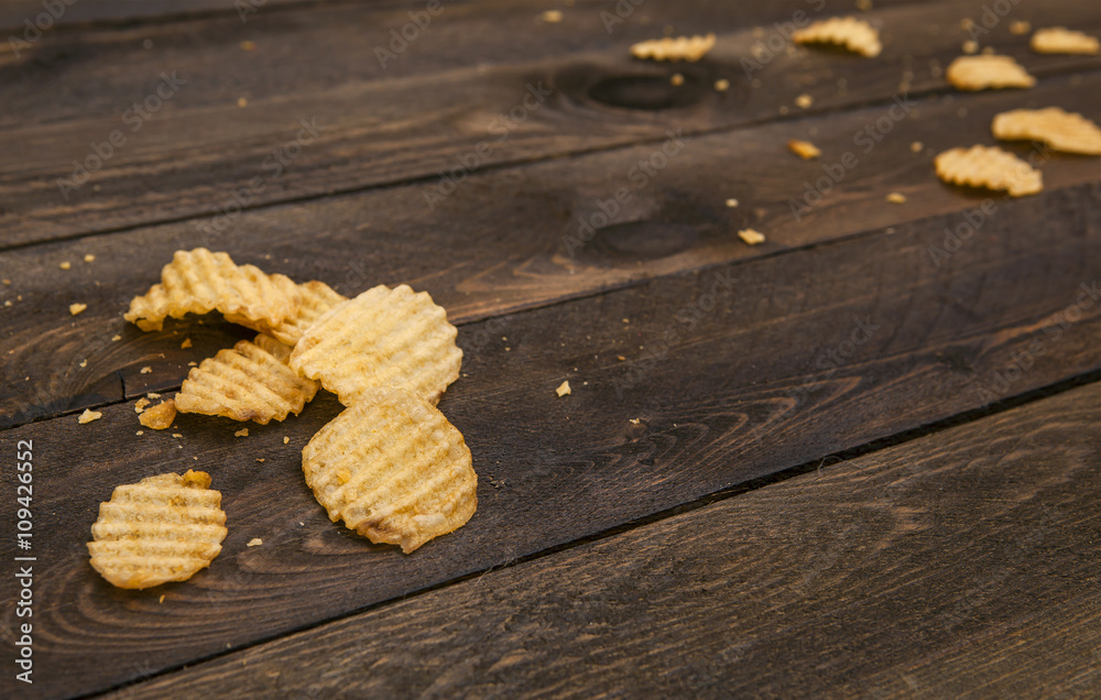 Potato chips on wooden table