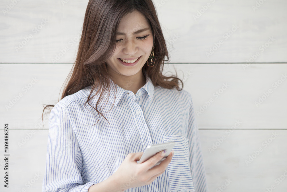 女人在等待爱人的联系