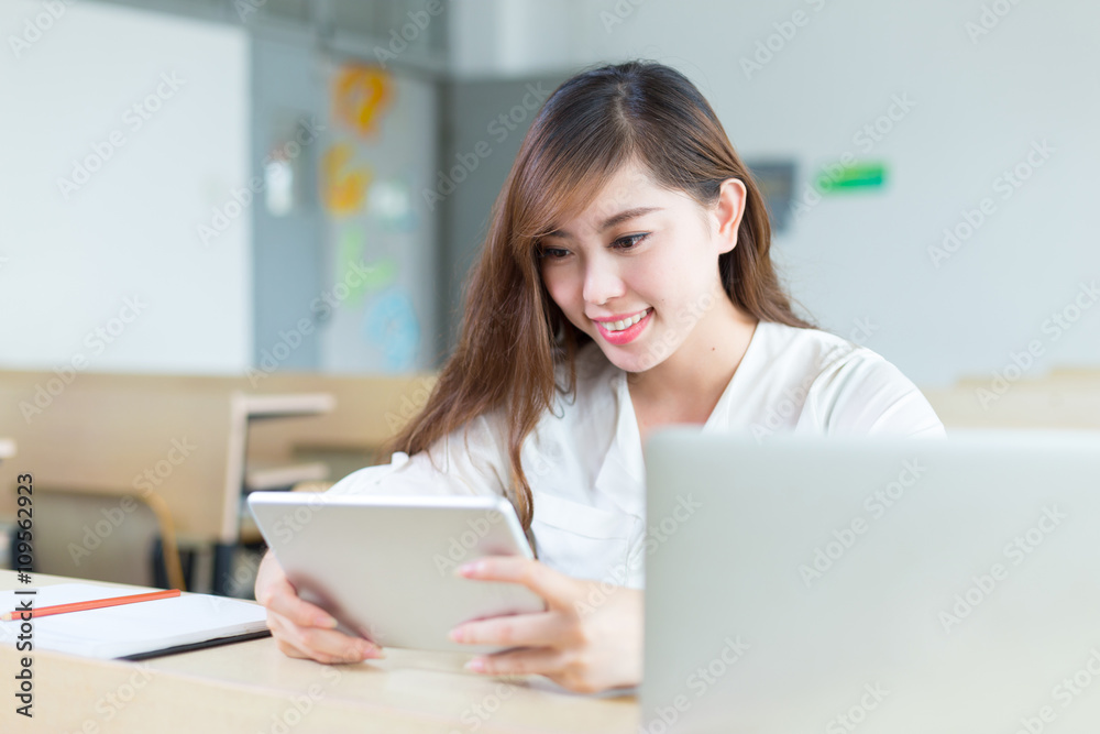 教室里年轻漂亮的亚洲女学生