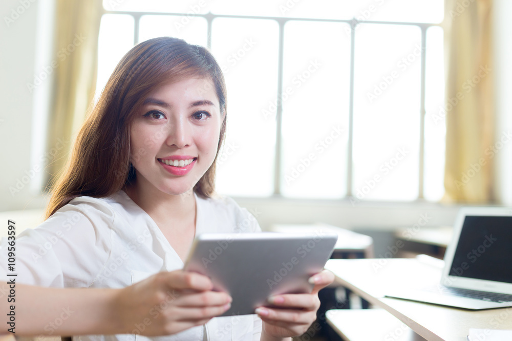 教室里年轻漂亮的亚洲女学生