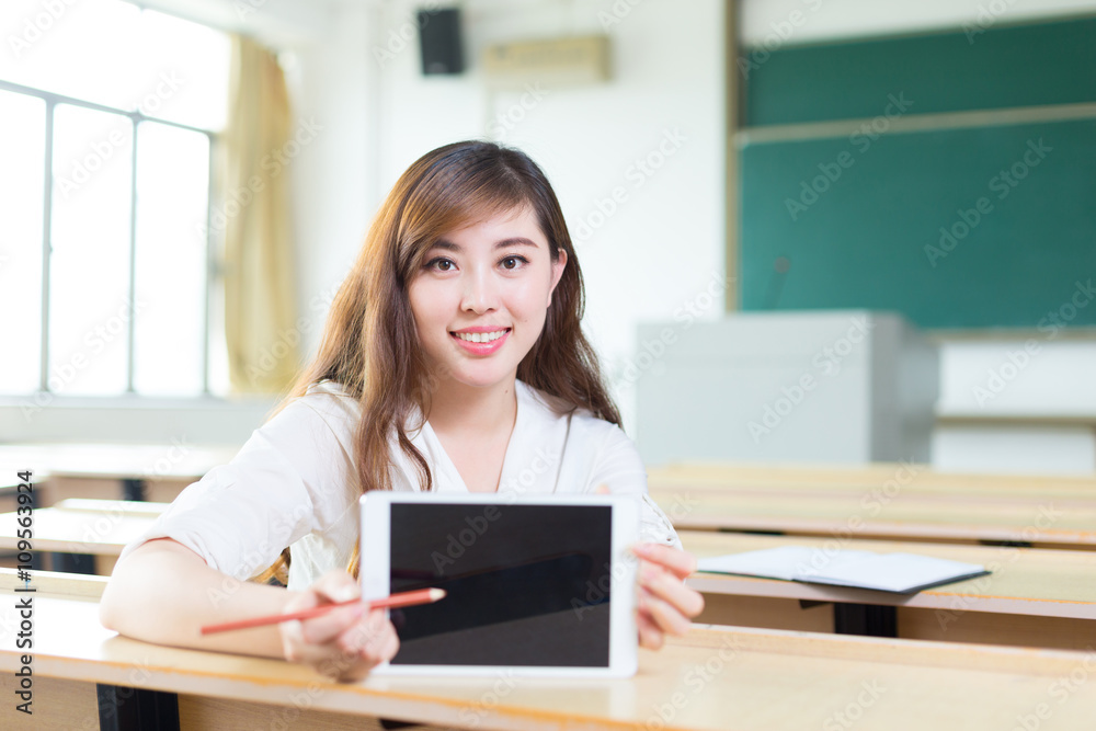 教室里年轻漂亮的亚洲女学生