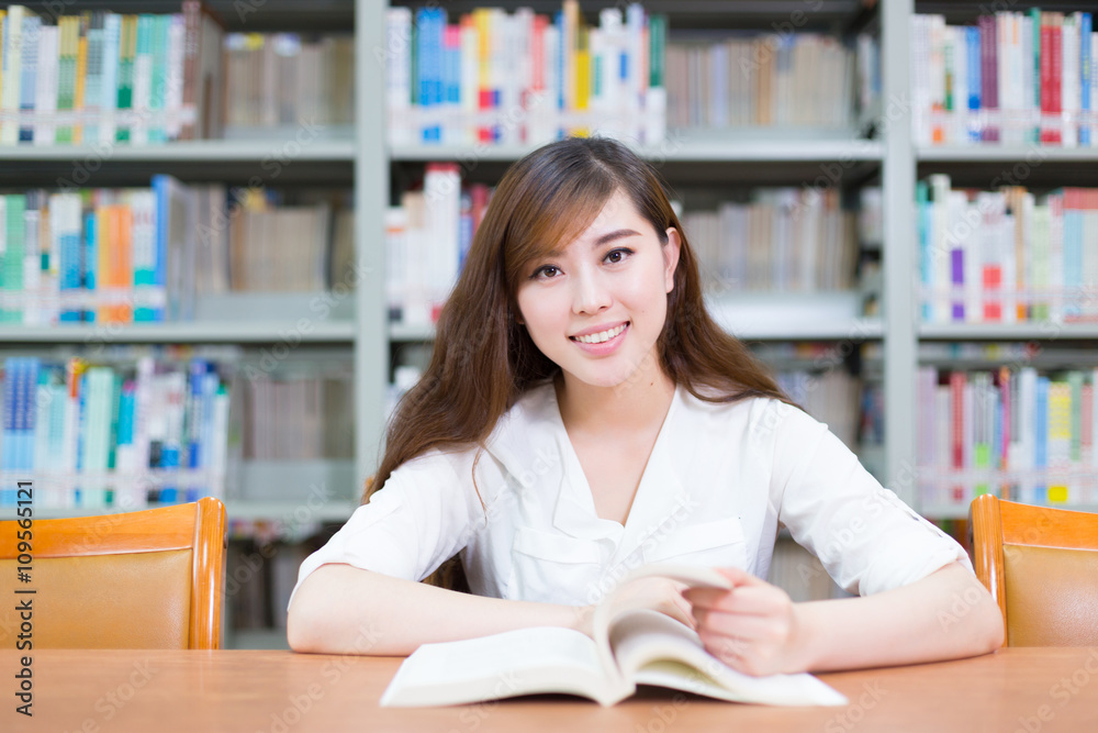 学校图书馆里年轻漂亮的亚洲女孩