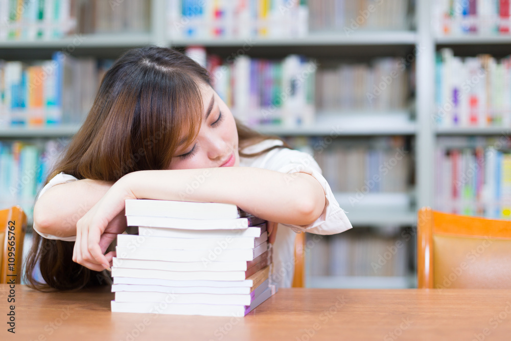 学校图书馆里年轻漂亮的亚洲女孩