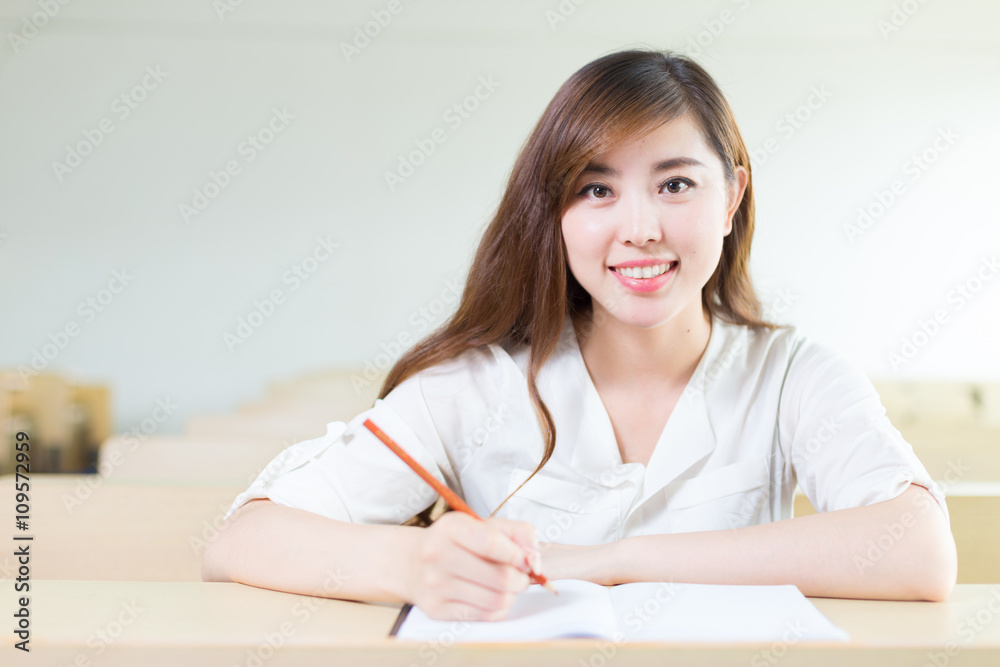 教室里年轻漂亮的亚洲女学生